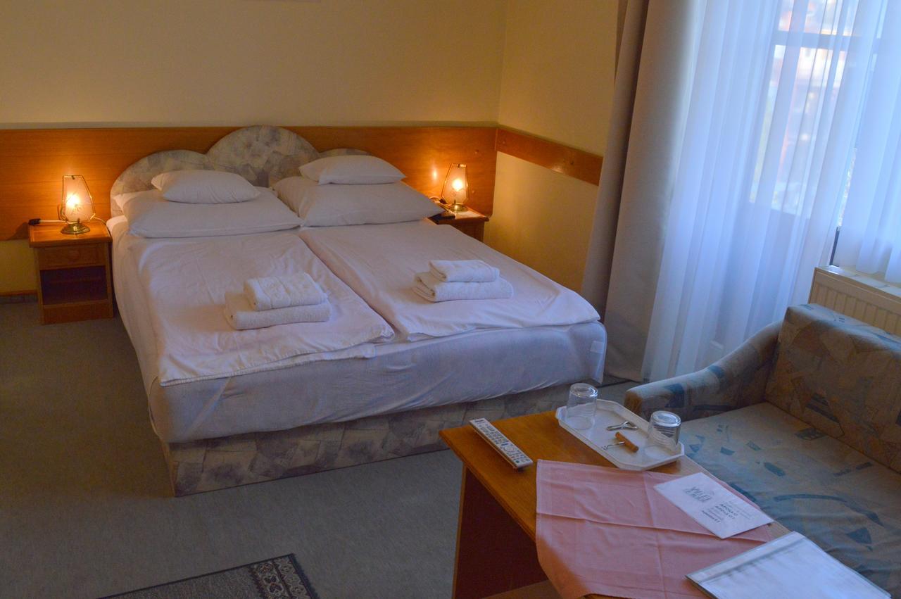 Apollo Motel Kecskemét Buitenkant foto